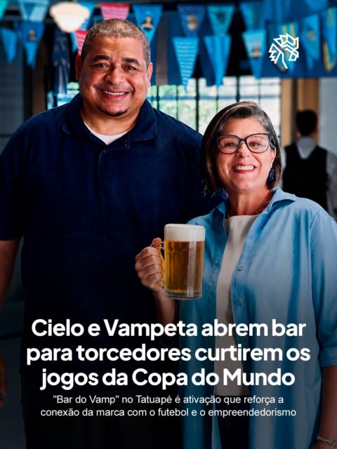 O futebol sempre foi um território fértil para marcas que conseguem entrar na conversa de forma genuína, sem parecer oportunismo. A Cielo encontrou esse caminho pela figura de Vampeta, ex-jogador e empreendedor, que já protagonizava a campanha da marca no papel de dono de bar.
A ativação transforma o Bar Copacabana, reduto de ex-jogadores do Corinthians no Tatuapé, em “Bar do Vamp” até o dia 10 de julho. O espaço ganha ambientação inspirada na ação criada pela AlmapBBDO e funciona como ponto de encontro para torcedores durante os jogos do Mundial.
A jogada une entretenimento e demonstração de produto no mesmo ambiente, transformando a torcida em contexto para mostrar como a tecnologia da marca funciona no dia a dia de quem empreende.