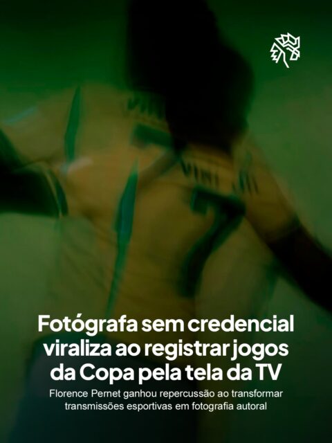 A Copa do Mundo é um dos eventos mais fotografados do planeta, mas o acesso à beira do gramado é privilégio de poucos profissionais. Diante da porta fechada, a francesa Florence Pernet decidiu encontrar arte na própria transmissão.

Em vez de mirar o gramado, ela aponta a câmera para a televisão e captura as partidas a partir da tela, explorando o brilho, a textura e as imperfeições da imagem digital. O resultado borra as fronteiras entre esporte ao vivo, consumo de mídia e fotografia contemporânea.

O reconhecimento veio rápido, e o jogador Olise, da seleção francesa, chegou a apagar o feed do Instagram para deixar apenas as imagens feitas por ela.