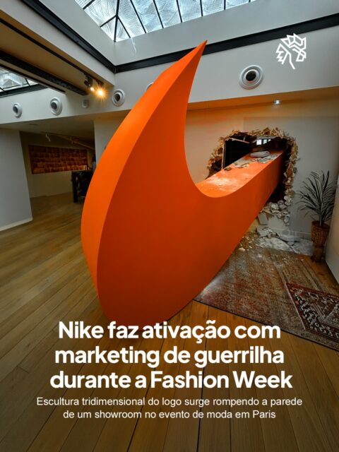 A semana de moda de Paris costuma ser palco de lançamentos e desfiles, mas a Nike preferiu deixar o produto de lado e transformar o próprio logo no centro das atenções. A marca apostou em uma ação física para reforçar o peso cultural de um dos símbolos mais reconhecidos do mundo.

Dentro do showroom, foi encontrado um "Swoosh" laranja atravessando uma parede, com gesso rachado e destroços pelo chão. O efeito faz parecer que o símbolo ganhou vida e forçou a entrada, sem campanha de produto nem mensagem complexa, apenas a presença da marca em uma escala grandiosa.