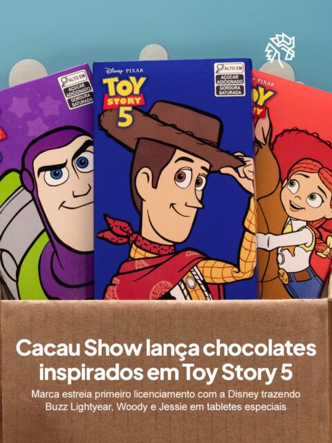 Franquias de cinema que atravessam gerações costumam abrir espaço para parcerias que vão muito além das telas, e é justamente esse território que a Cacau Show decide explorar em seu primeiro projeto ao lado da Disney.
A marca lança três tabletes de chocolate ao leite de 100g com embalagens dedicadas a Buzz Lightyear, Woody e Jessie, personagens de Toy Story 5. Os produtos chegam às lojas em todo o país e ao e-commerce por R$19,99 para o público Cacau Lovers.