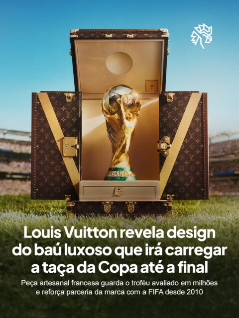 A reta final de uma Copa do Mundo não é apenas sobre o time que vai erguer o troféu, mas também sobre a narrativa construída em torno desse instante. Nos bastidores da grande decisão, marcas de luxo disputam seu próprio protagonismo, transformando rituais esportivos em vitrines de visibilidade.
É nesse território que a grife francesa Louis Vuitton entra em campo, literalmente, antes mesmo da bola rolar na final. A peça, produzida nos ateliês históricos da empresa, é um baú luxuoso que combina o icônico canvas monogram com ferragens douradas, couro e fechos inspirados em modelos do século XIX.
Feito para conduzir a taça até o gramado nas mãos de uma lenda da FIFA, o objeto segue um protocolo que se repete desde 2010.