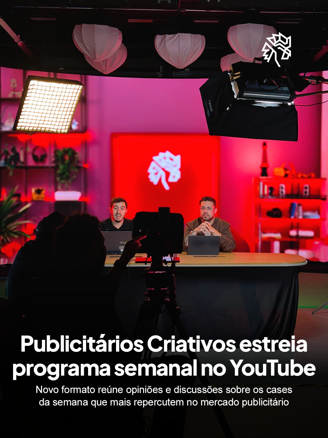 O mercado de comunicação vive de repercussão, mas nem sempre sobra espaço para discutir os cases do nosso mercado com mais profundidade. Foi pensando nessa lacuna que uma das maiores comunidades de criativos e publicitários do Brasil decidiu ampliar sua atuação em um novo formato.
Em nosso novo programa no YouTube, vamos analisar as campanhas e ativações que mais geraram conversa durante a semana, de acordo com a curadoria da nossa redação. É um espaço para opinião e análise sobre as decisões por trás de cada marca, trocando a leitura rápida do feed por uma conversa mais longa.
Acesse o canal para assistir ao primeiro episódio e se inscreva pelo link na bio ou diretamente pelo youtube.com/publicitarioscriativos