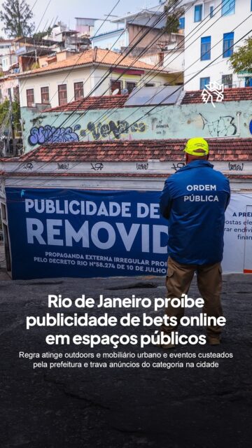 Nos últimos anos, os anúncios de apostas viraram parte da paisagem das cidades brasileiras, ocupando outdoors, fachadas e até uniformes de times. Esse avanço acendeu um debate crescente sobre exposição, vício e os limites da publicidade no espaço urbano.
Em vigor desde segunda-feira, 13/07, um decreto assinado pela prefeitura carioca proíbe a veiculação de marcas e campanhas de apostas em locais que dependam de autorização municipal, incluindo mobiliário urbano e eventos públicos.
Rio de Janeiro se torna a primeira metrópole brasileira a adotar a restrição, reforçando um movimento mais amplo de regulação sobre a presença das apostas na comunicação.