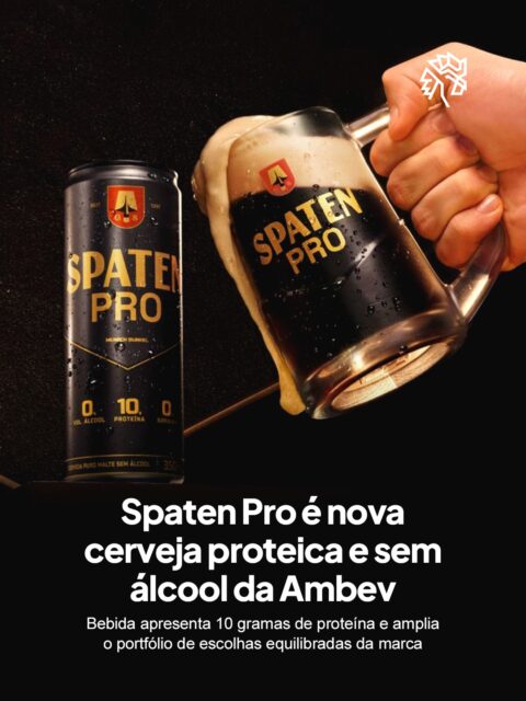 A rotina fitness deixou de ser um nicho e passou a influenciar até a prateleira de bebidas, com o consumidor buscando cada vez mais produtos que conciliem prazer e função. É nesse cenário que a Ambev decide unir dois hábitos que pareciam distantes: o consumo de proteína e o momento de tomar uma cerveja.
A Spaten PRO chega como uma cerveja do estilo Munich Dunkel, sem álcool e com 10 gramas de proteína por unidade. A receita foi desenvolvida no Centro de Inovação e Tecnologia da Ambev para preservar o sabor característico do estilo mesmo com a adição do nutriente.
A partir de setembro, o produto chega às prateleiras de São Paulo e do Rio de Janeiro, antes de uma possível expansão para outras regiões, confirmando o movimento da categoria cervejeira em direção a perfis de consumo cada vez mais diversos.