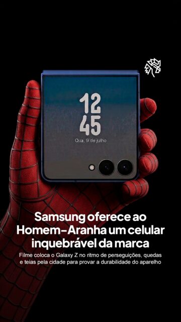A campanha coloca o herói à prova enquanto utiliza um smartphone da linha Galaxy Z, criado para resistir ao ritmo intenso da vida de um super-herói, reforçando recursos como durabilidade e resistência dos dispositivos dobráveis.
Dirigido por Kasra Farahani, conhecido pelo trabalho em Loki e em produções da Marvel, o comercial combina cenas oficiais do longa com uma narrativa inédita. No filme, Ned Leeds, interpretado por Jacob Batalon, utiliza o Spidey Tracker, ferramenta criada no universo da história para localizar o Homem-Aranha e que também ganhou uma experiência interativa para os fãs.
Além de antecipar o lançamento da nova geração de dispositivos Galaxy apresentada no Galaxy Unpacked, a campanha marca a entrada oficial de Jacob Batalon no #TeamGalaxy como novo embaixador global da Samsung.