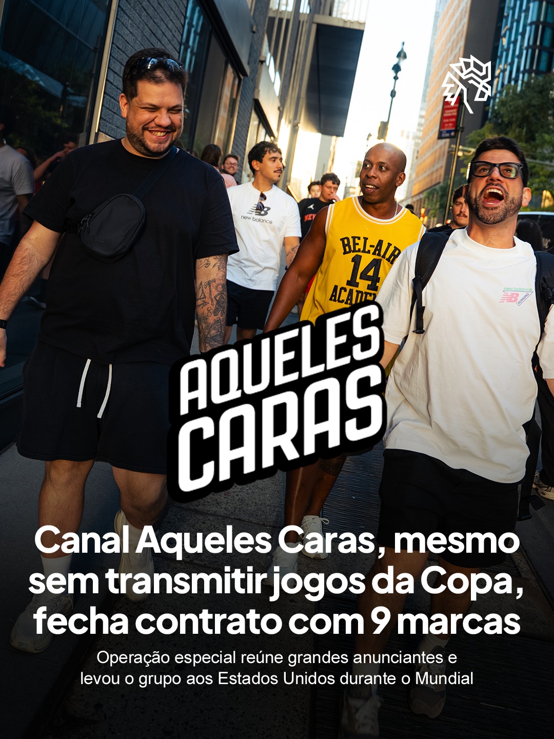 Enquanto boa parte do mercado disputa bilhões pelos direitos de exibição da Copa, o canal do YouTube Aqueles Caras optou por outro formato de conteúdo. Formado por Chico Moedas, Beltrão, Donatello, Maciel, Alvinho e Pig, o grupo transforma a resenha entre os seis amigos cariocas em ativo comercial capaz de atrair grandes anunciantes mesmo longe do campo.

O projeto já garantiu patrocínio de nove marcas globais, entre elas Mercado Livre, Mercado Pago, Gillette, Rexona, O Boticário, Heinz, KFC, Bet365 e Trident, distribuídas em desafios, games gravados em estúdio e conteúdos gravados durante o Mundial. Com média de 4 milhões de visualizações por vídeo e liderança isolada na categoria de entretenimento do YouTube Brasil, o canal usa esse alcance para levar a conversa sobre o torneio para além dos 90 minutos de jogo.

A força comercial do projeto aparece também na renovação: cinco das marcas, Mercado Livre, Gillette, Rexona, O Boticário e Bet365, já estenderam a parceria para novas ativações ao longo de 2026.