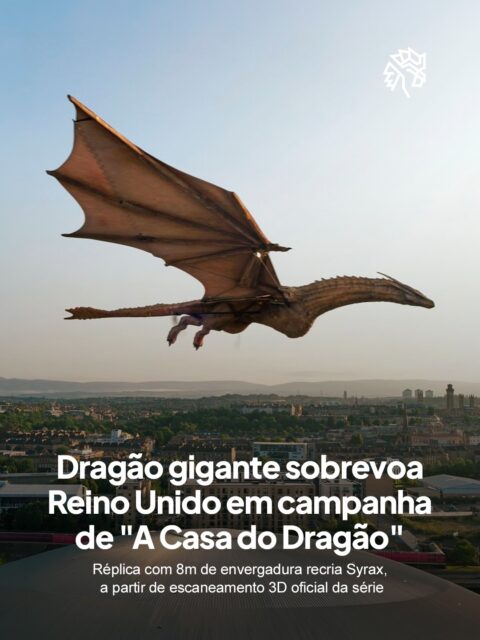 Um dragão apareceu voando pelos céus do Reino Unido, sendo a HBO a responsável pela cena. A emissora usou a criatura do universo de suas séries para chamar atenção para A Casa do Dragão, spin-off do aclamado Game of Thrones.
A estrutura reproduz Syrax, dragão de Rhaenyra Targaryen. Construída pela empresa alemã Airstage a partir de escaneamento 3D oficial usado na produção da série. O modelo já tinha sobrevoado Londres no mês passado para marcar a estreia da terceira temporada, antes de repetir o feito agora em solo britânico.
Essa ação mostra como um efeito visual de bastidor vira experiência ao vivo. E rende mais alcance do que qualquer peça digital isolada, ainda mais quando repetida em diferentes cidades.