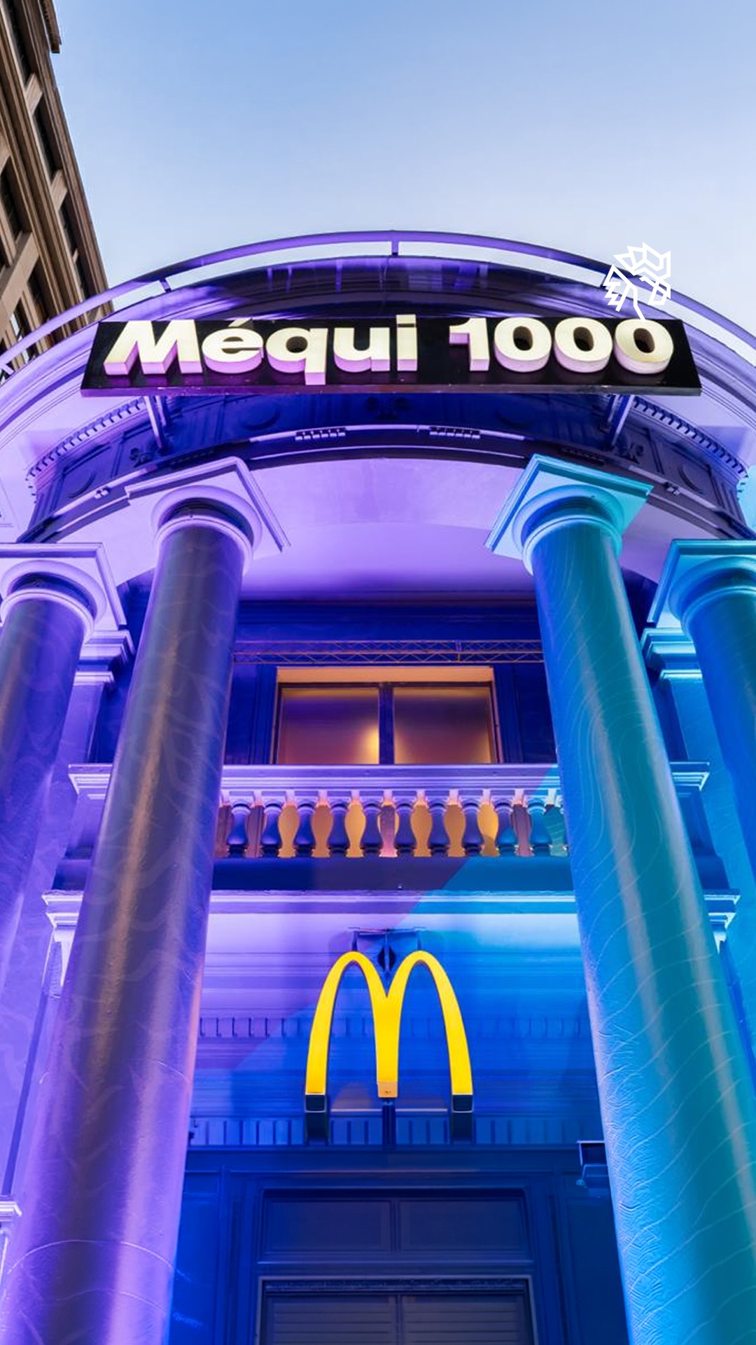 O sucesso global da cultura sul-coreana virou ponto de partida para o McDonald's, que aproveita a força do filme "Guerreiras do K-Pop" para reforçar sua conexão com fãs de música e entretenimento. A rede aposta em uma ativação imersiva no Méqui 1000, unidade símbolo da marca na Avenida Paulista.
Criada pela Galeria.ag e executada pela @grupotv1, a experiência transforma a jornada dos consumidores em uma extensão da narrativa entre os grupos rivais HUNTR/X e Saja Boys. A fachada recebeu cores, personagens e elementos visuais das duas equipes, e o hall de entrada ganhou uma calçada da fama. O restaurante ainda inclui dois novos itens no cardápio, com 13 modelos de cards colecionáveis.
Ao unir gastronomia e cultura pop em um espaço físico, o McDonald's transforma uma tendência global em experiência tangível para o público brasileiro.