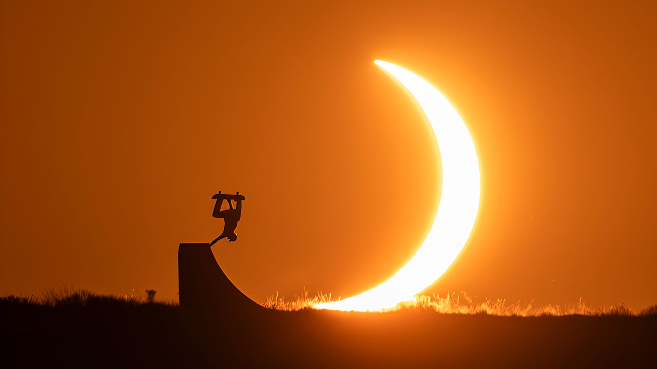 Eclipse Solar e Skate: A Arte da Persistência Capturada em um Momento Único