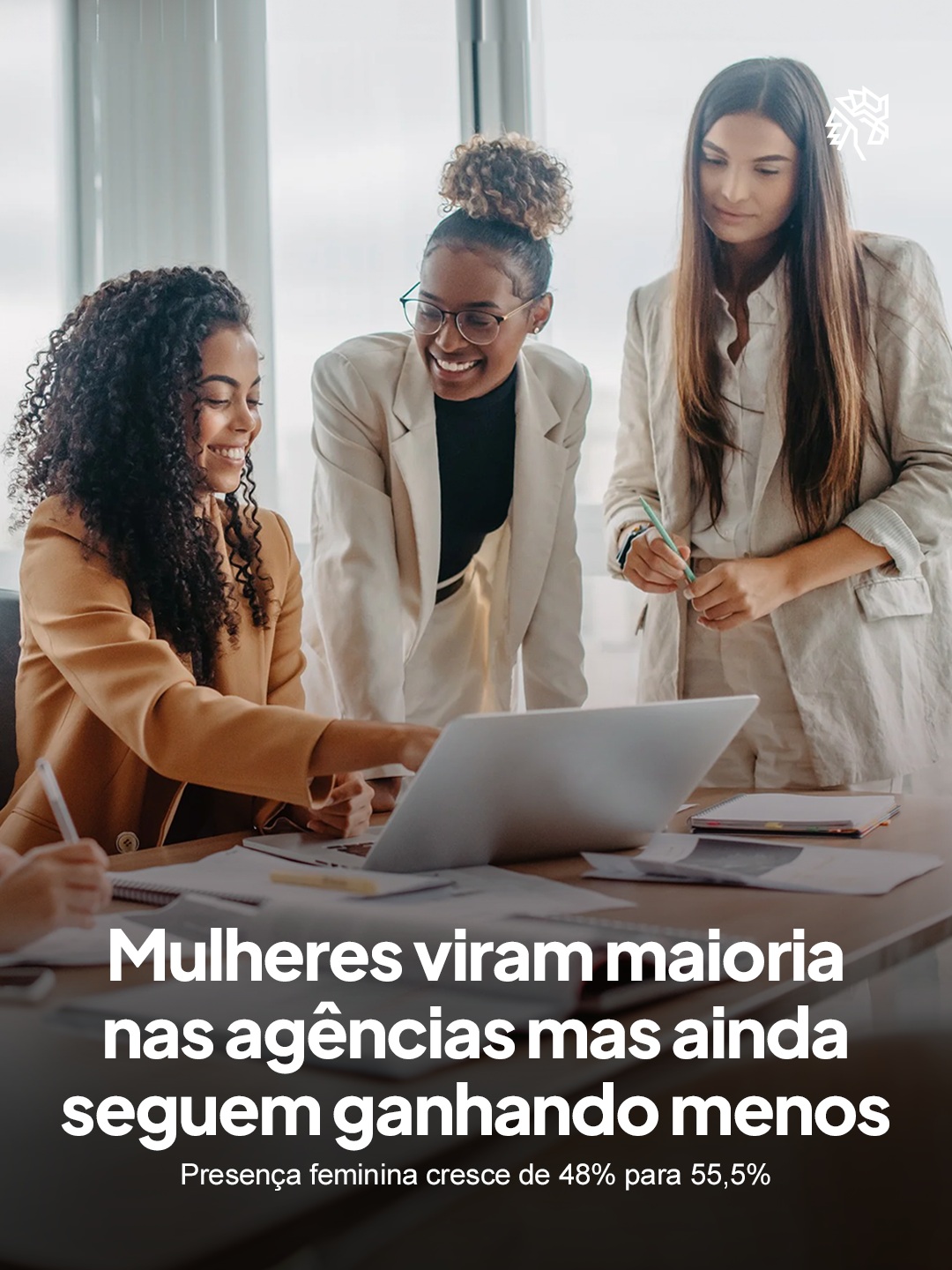 A publicidade brasileira vive uma virada estrutural rara: em pleno período de queda salarial no setor, o número de vínculos formais femininos ultrapassa o masculino nas agências. O movimento acontece justamente na década em que a remuneração média recua para ambos os gêneros, revelando uma mudança de composição que não veio acompanhada de equilíbrio nos ganhos.
O levantamento mapeia dez anos de remuneração em sete áreas das agências, considerando apenas profissionais contratados via CLT e excluindo PJs, freelancers e informais. A participação feminina passou de 48% para 55,5% entre 2014 e 2024, com a área de criação registrando o maior salto, de 27% para 42%, ainda minoritária apesar do avanço.
A desigualdade resiste ao crescimento numérico: entre os 10% mais bem pagos, os homens recebem em média 18,6% a mais que as mulheres. O estudo, elaborado pela Pride Content, reforça que presença ampliada ainda não significa remuneração equivalente.