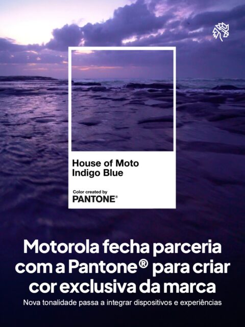 A Motorola apresentou a House of Moto Indigo, cor desenvolvida em parceria com a Pantone®, posicionada entre o azul e o roxo. A escolha reforça o momento da marca no segmento de lifestyle tech, onde design deixou de ser só estética para virar linguagem de identidade.
A nova cor passa a ocupar site oficial, redes sociais, embalagens e futuros lançamentos de hardware, com a Pantone Color Institute recorrendo à psicologia das cores para criar vínculo emocional entre consumidor e produto. O índigo foi escolhido por carregar simbolismo histórico ligado a profundidade e intuição, características que a marca associa à confiança que busca transmitir em um mercado de tecnologia cada vez mais pessoal.
Ao vincular cor a significado psicológico, a Motorola transforma identidade visual em ferramenta de conexão emocional com o consumidor.