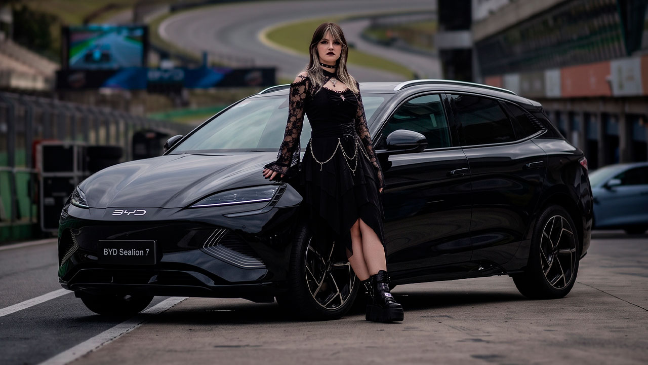 Do Meme à Pista: Como a BYD transformou a 'Vampira do Drift' em um case de mestre