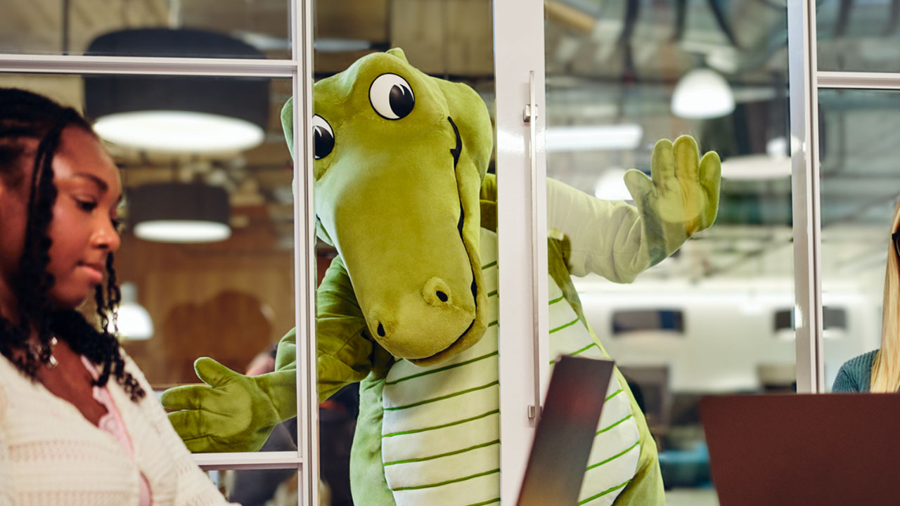 Do Rebite ao Protagonismo: Como a Crocs está revolucionando o branding com o mascote Niles