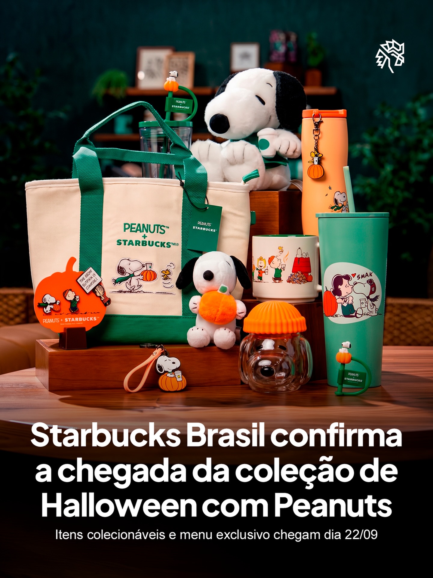Na semana passada, a Starbucks havia anunciado a coleção de Halloween em parceria com a Peanuts, celebrando os 60 anos do especial “It’s the Great Pumpkin, Charlie Brown”. Agora, a chegada ao Brasil é oficial, com data confirmada para o público nacional.
A coleção reúne 10 itens de edição limitada, com destaque para o copo de vidro do Snoopy, que traz enfeite em formato de Woodstock e cachecol verde, além de canecas, pelúcia, chaveiro e pins. A marca também lança um cardápio exclusivo de bebidas inspiradas em Charlie Brown, Snoopy, Linus e Lucy.
Tudo chega às lojas brasileiras em 22 de setembro, enquanto durarem os estoques, unindo nostalgia de duas marcas que já dividem fãs fiéis há décadas.