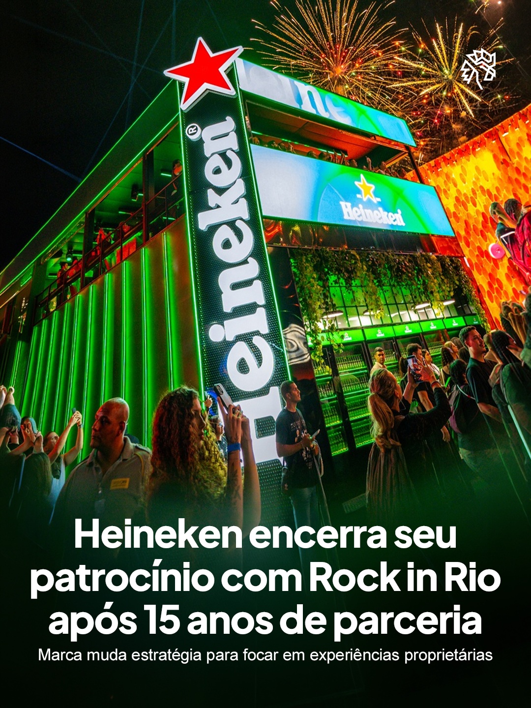 Após uma década e meia acompanhando a evolução do maior festival de música do Brasil, a Heineken decidiu repensar a forma como se relaciona com o público através do entretenimento. A marca anunciou hoje o fim de sua trajetória como patrocinadora oficial do Rock in Rio, encerrada após a edição 2026.
A saída faz parte de uma mudança na estratégia da cervejaria, que passa a concentrar esforços na criação de experiências próprias e projetos sob medida para ampliar a conexão com consumidores e comunidades. Apesar do fim do patrocínio, o Grupo Heineken segue parceiro da Rock World, dona do festival, do The Town e do Lollapalooza, com conversas em andamento para envolver outras marcas do portfólio, como a Eisenbahn, já confirmada no The Town 2027.
A decisão sinaliza uma tendência do mercado publicitário: grandes marcas trocando patrocínios fixos e de longo prazo por formatos mais flexíveis e personalizados de ativação.