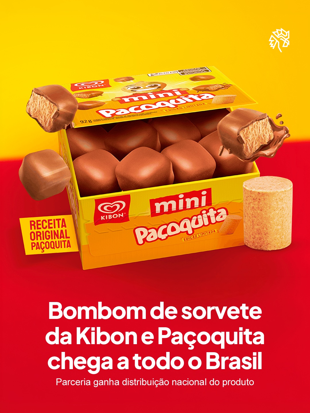Kibon e Paçoquita retomam a parceria firmada em 2025, quando o item foi testado com distribuição restrita ao Nordeste. O desempenho das vendas na região serviu de validação comercial para transformar a iniciativa em uma edição direcionada a todo o país durante os meses de maior temperatura.
Batizado de Mini Paçoquita, o produto segue a proposta da linha Mini de Kibon e passa a estar disponível em supermercados, lojas de conveniência e pontos de venda do varejo ao longo da primavera e do verão.
A embalagem de 92 gramas chega ao mercado com preço sugerido de R$ 15,99, reforçando a estratégia comum das marcas de ampliar ocasiões de consumo e aproximar a versatilidade de sabores de Paçoquita da lógica de snack construída por Kibon.